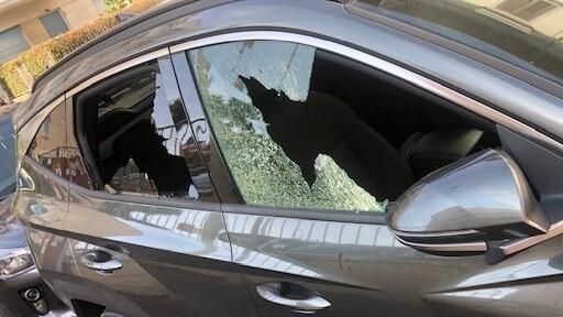 Una delle auto danneggiate