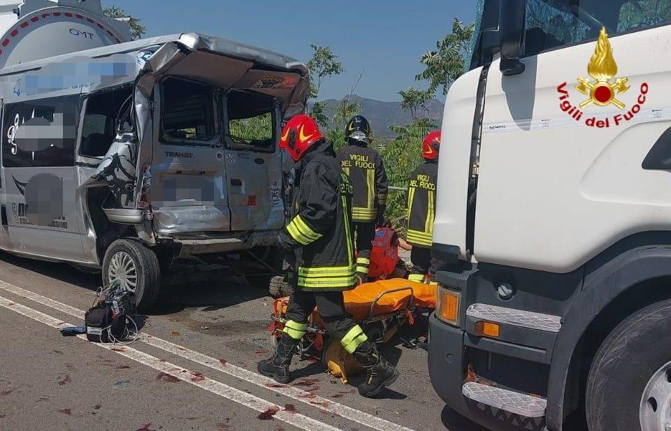 Capoterra, violento scontro sulla 195: un furgone finisce tra due mezzi pesanti, tre feriti sono gravi