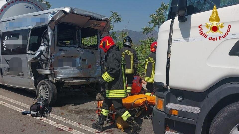 Capoterra, violento scontro sulla 195: un furgone finisce tra due mezzi pesanti, tre feriti sono gravi