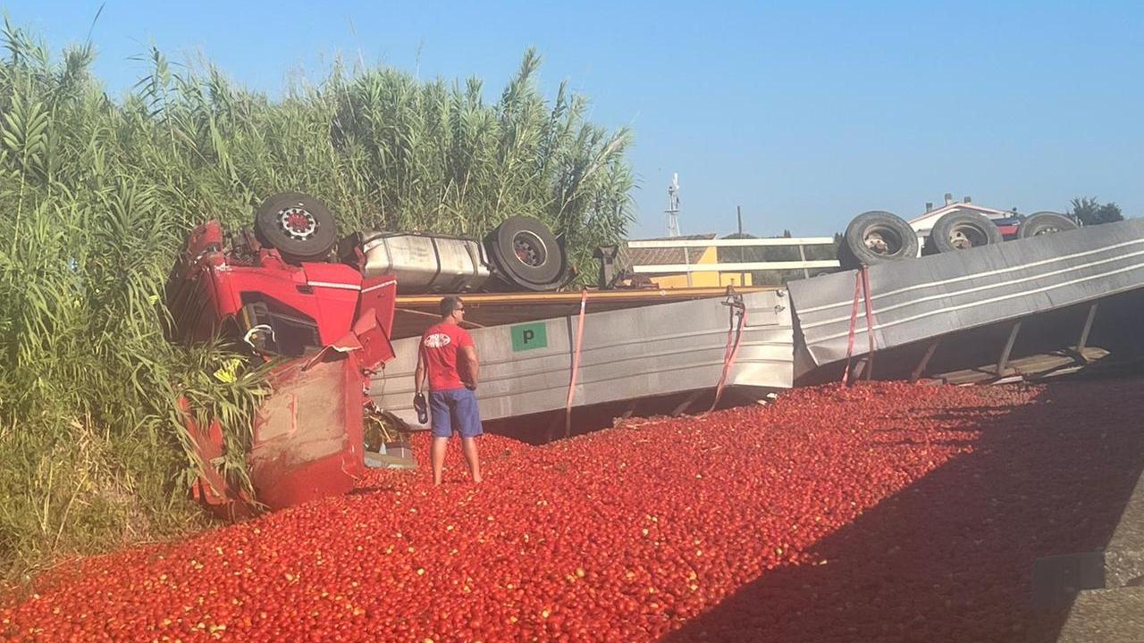 Il camion ribaltato e i pomodori (foto Enzo Russo)