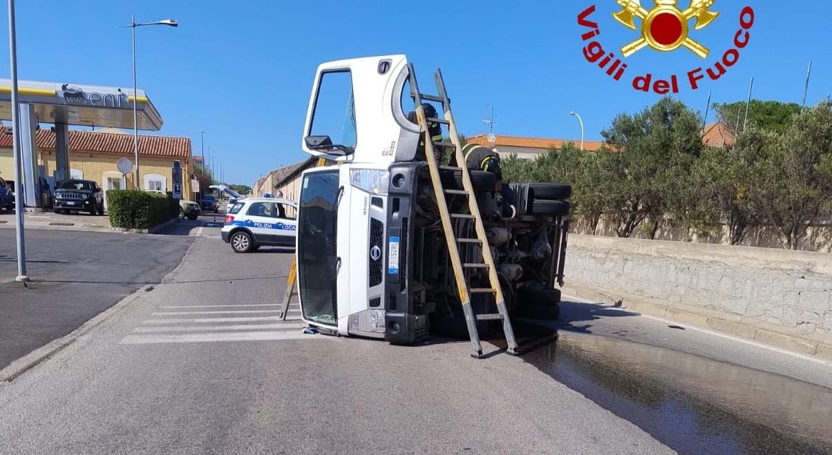 La Maddalena, si ribalta un mezzo della nettezza urbana