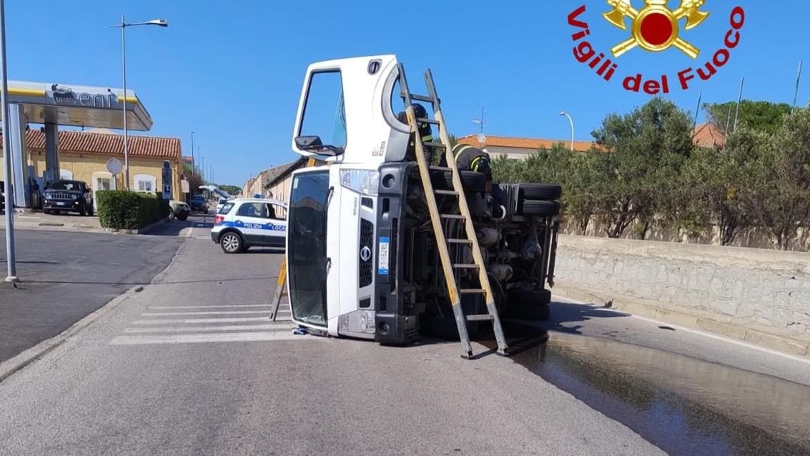 La Maddalena, si ribalta un mezzo della nettezza urbana
