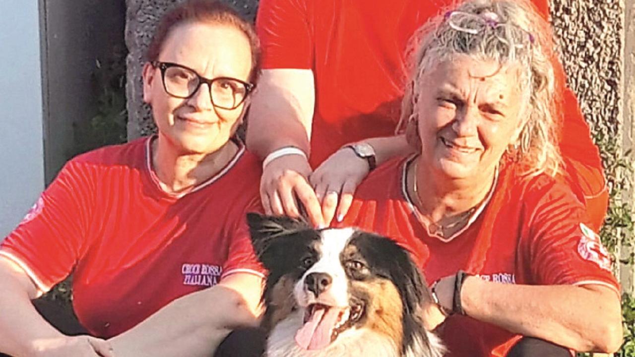 Laky insieme alle volontarie della Croce Rossa di Albiano