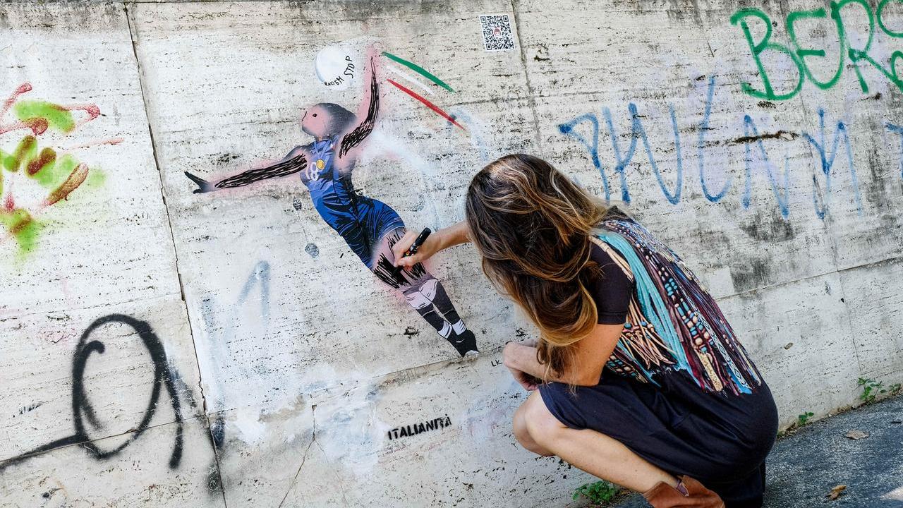 Il murale vandalizzato: una cittadina lo ridipinge con i colori naturali