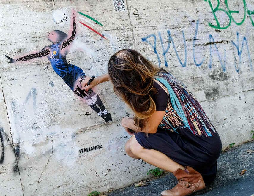 Vandalizzato il murale per Egonu, la Toscana sta con la pallavolista: «Ci sentiamo tutti Paola» – Video