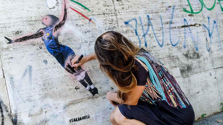 Vandalizzato il murale per Egonu, la Toscana sta con la pallavolista: «Ci sentiamo tutti Paola» – Video
