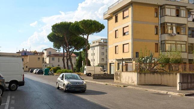 La strada in cui è stato trovato morto il giovane (foto Juri Autovino)