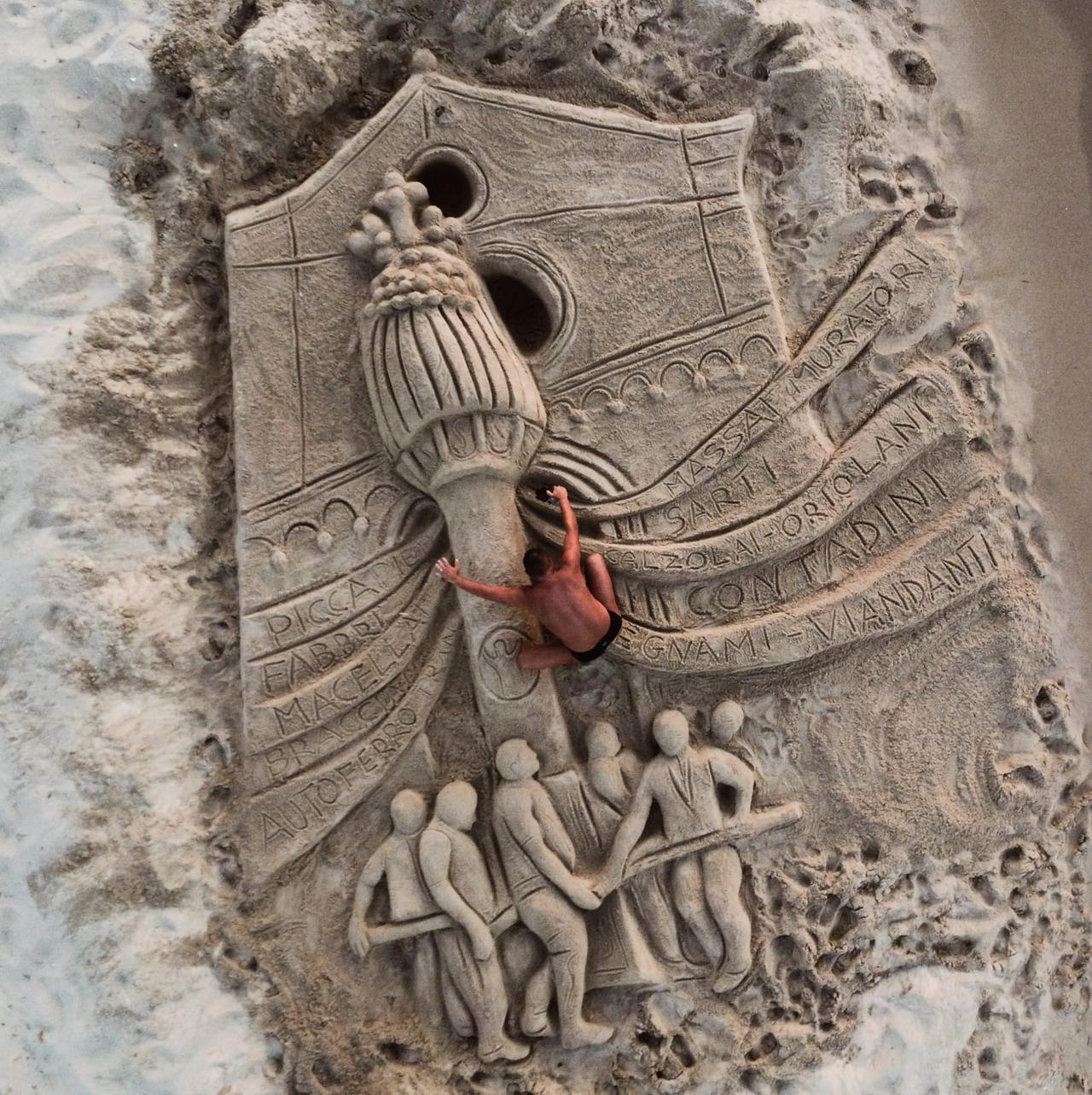 
	Nicola Urru sulla sua scultura nella spiaggia di Platamona

