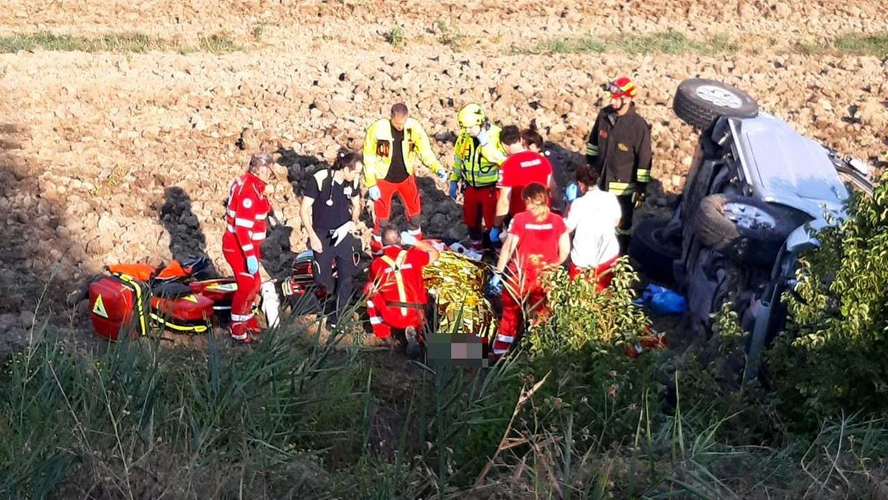 I soccorsi all'uomo finito fuori strada