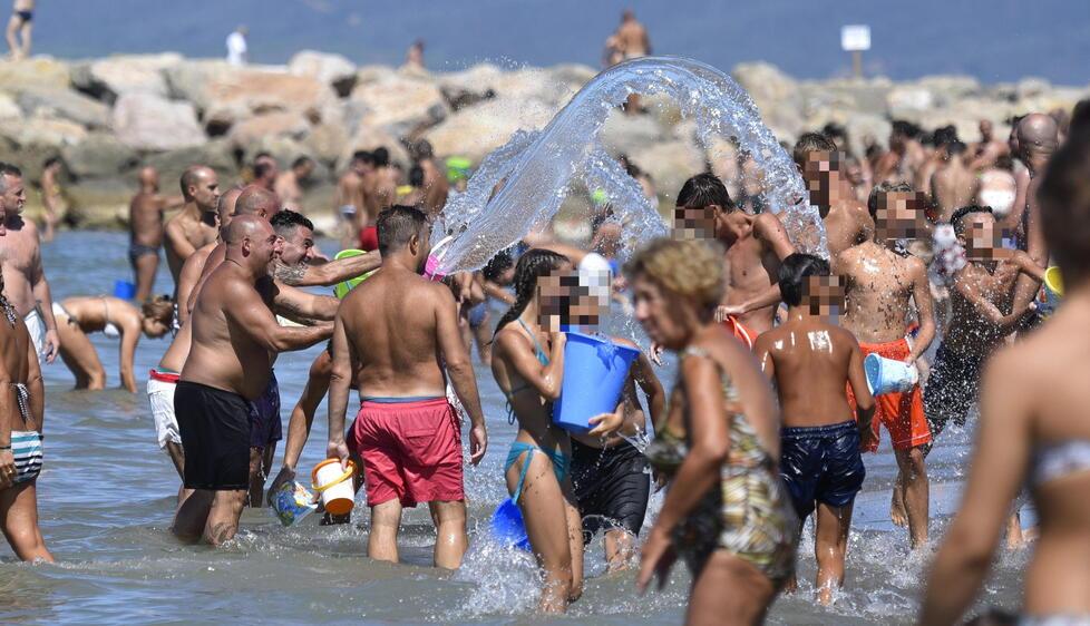 Ferragosto, le sei regole per festeggiare in sicurezza ed evitare multe: falò, gavettoni e dove piazzarsi in spiaggia