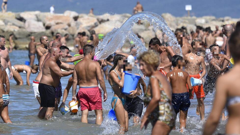 Ferragosto, le sei regole per festeggiare in sicurezza ed evitare multe: falò, gavettoni e dove piazzarsi in spiaggia