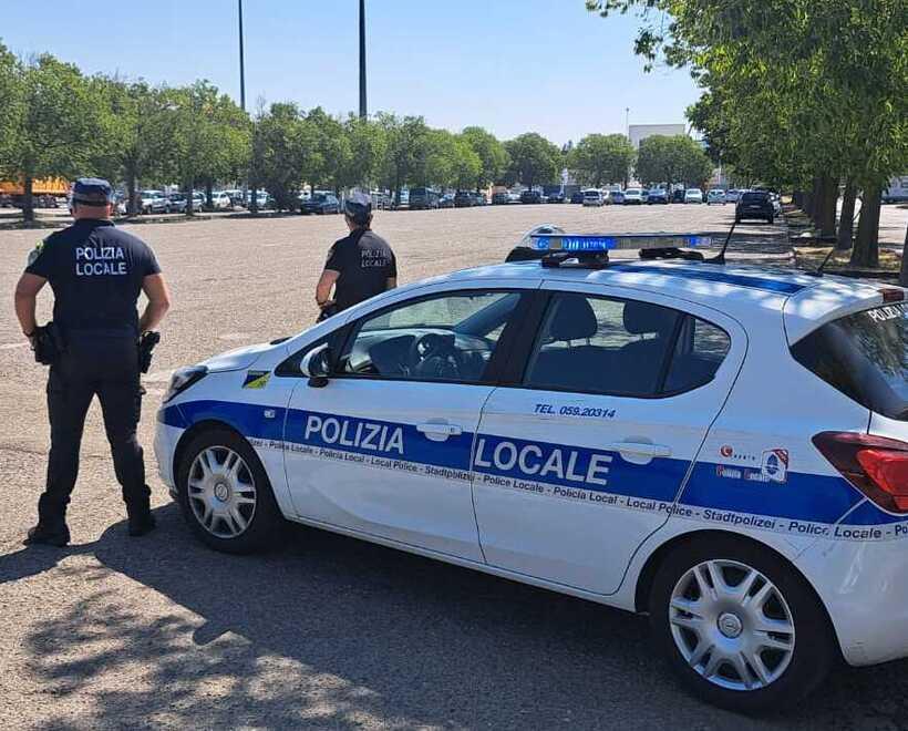 Ancora nomadi al PalaPanini di Modena: la polizia locale li allontana