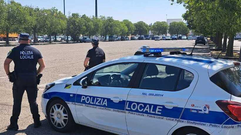 Ancora nomadi al PalaPanini di Modena: la polizia locale li allontana