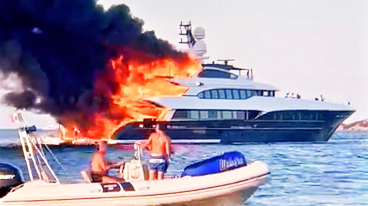 Olbia il maxi yacht avvolto dalle fiamme a Punta Saline