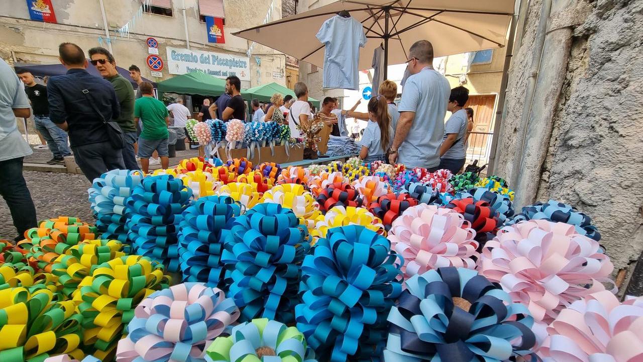 Alcuni ornamenti per la preparazione dei grandi ceri di legno<em> (foto Mauro Chessa)</em>
