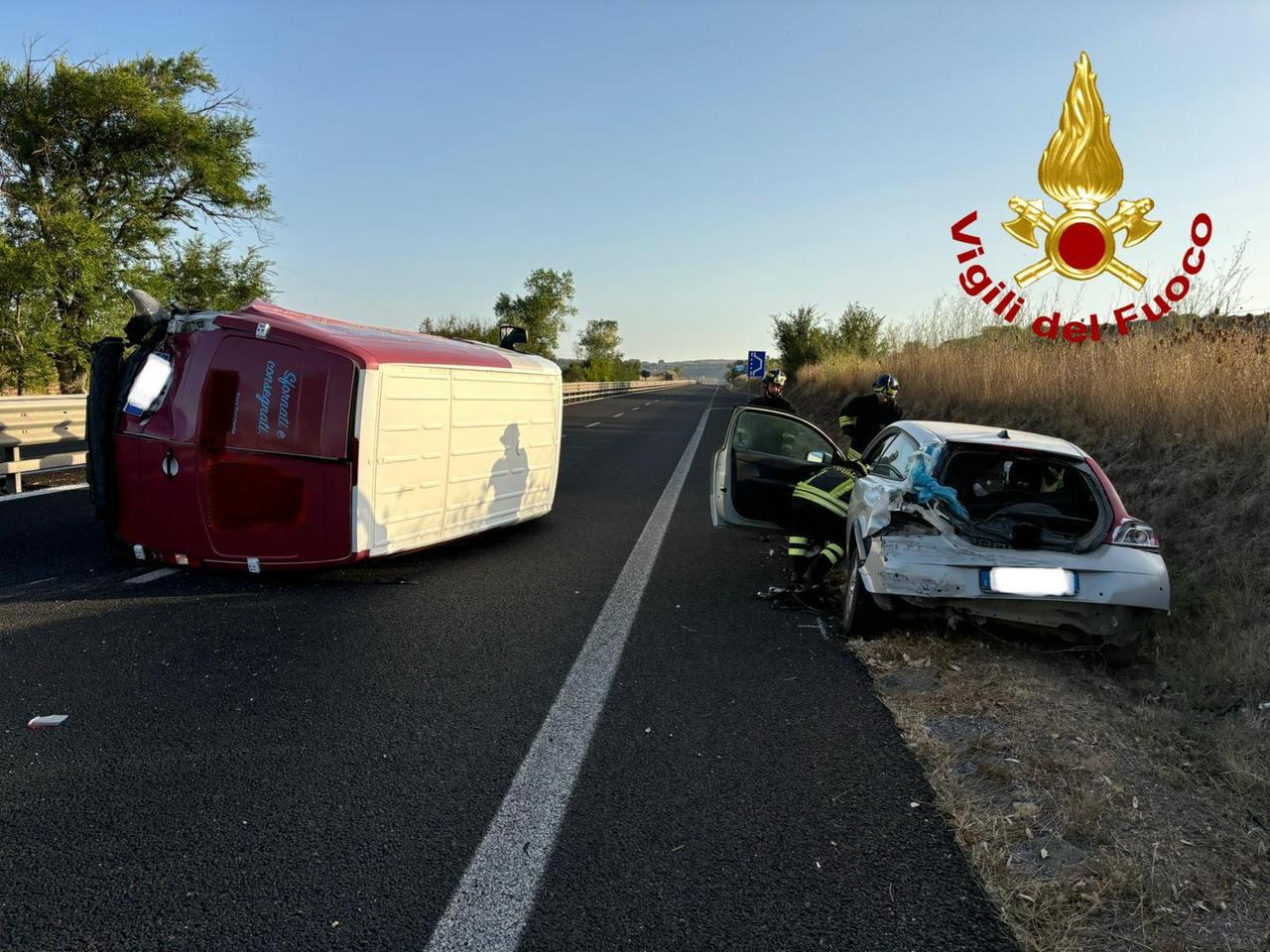 Incidente sulla 131 all’altezza di Giave: si ribalta un furgone dopo lo scontro con un’auto