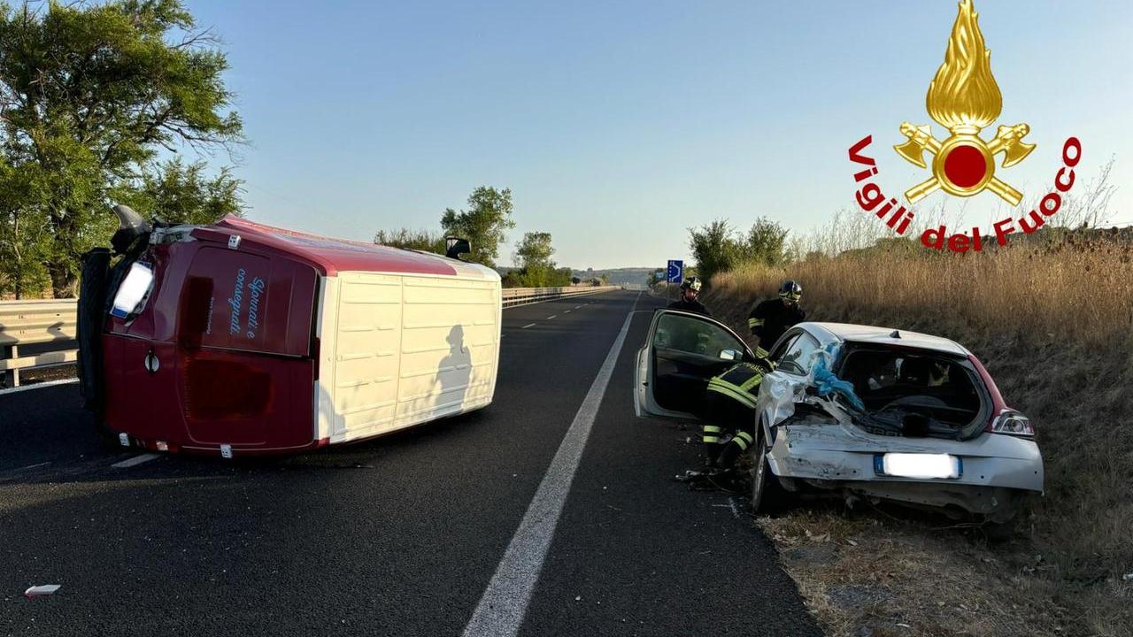 Incidente sulla 131 all’altezza di Giave: si ribalta un furgone dopo lo scontro con un’auto