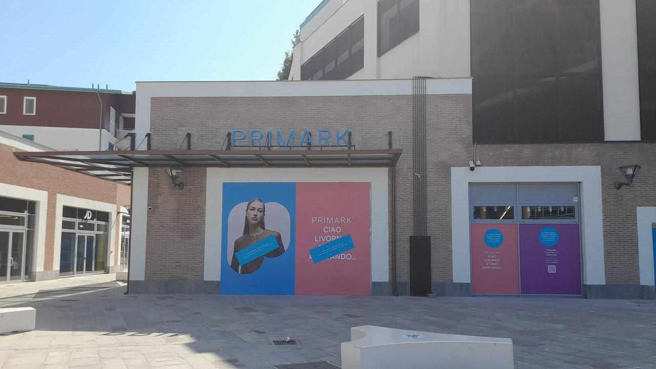 Le insegne del nuovo punto vendita Primark a Porta a Mare