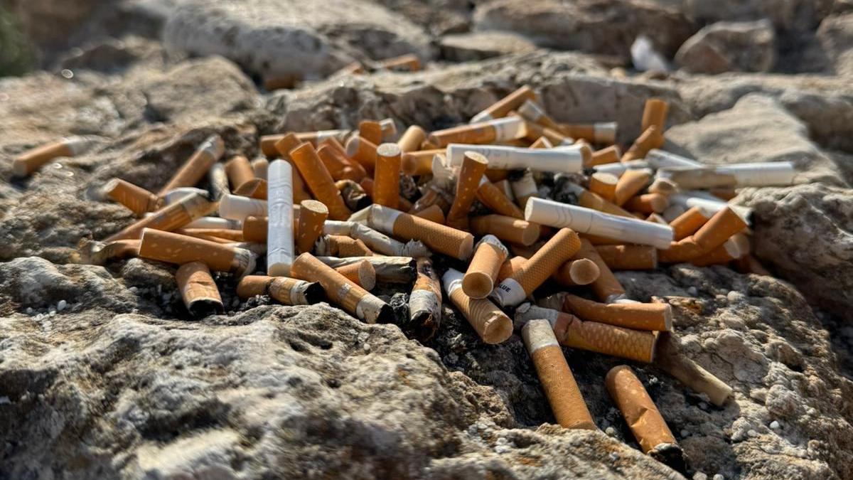 Sigarette lasciate sul muretto dietro una spiaggia del Sinis
