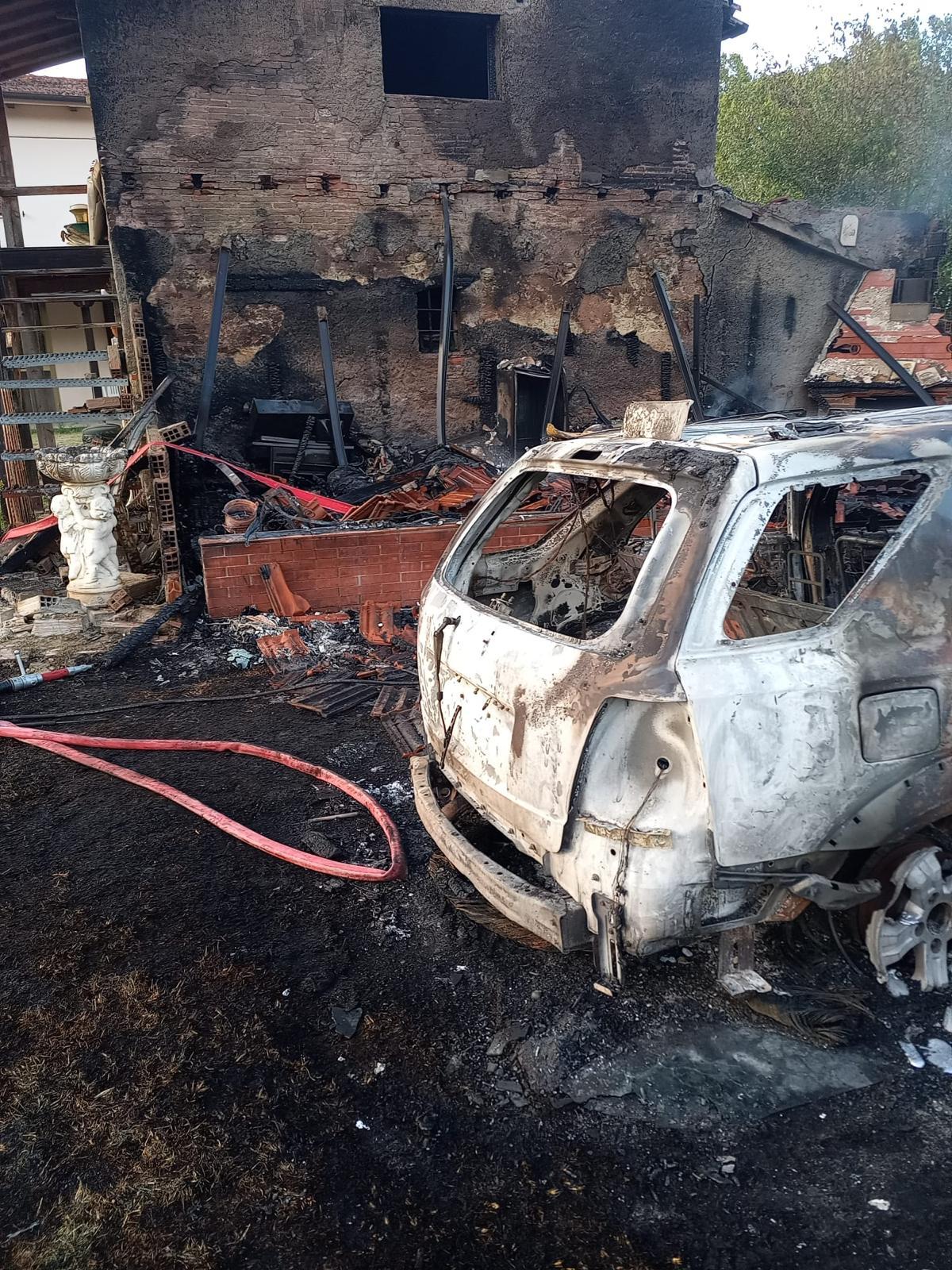 Casciana, rogo distrugge auto e annesso agricolo