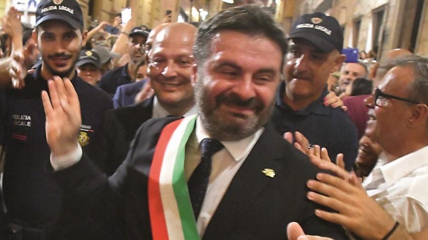 Buona la prima per Giuseppe Mascia: Faradda da applausi e cori da stadio