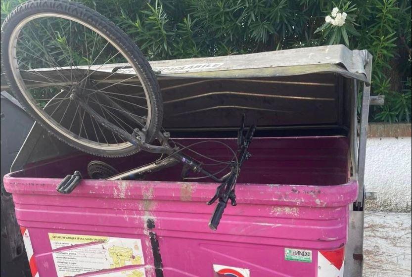 Bici rubate e danneggiate nella notte ai Lidi