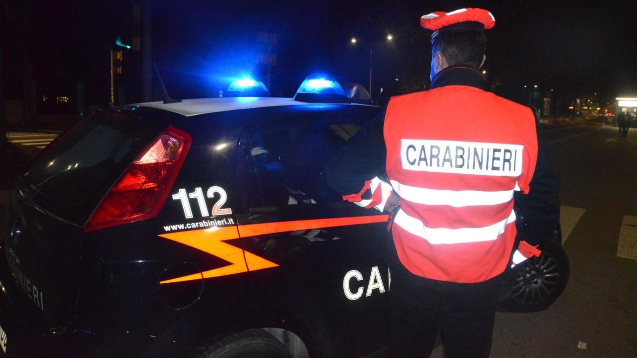 Mirandola, preso a calci e pugni per il borsello: rapinatore arrestato durante la fuga