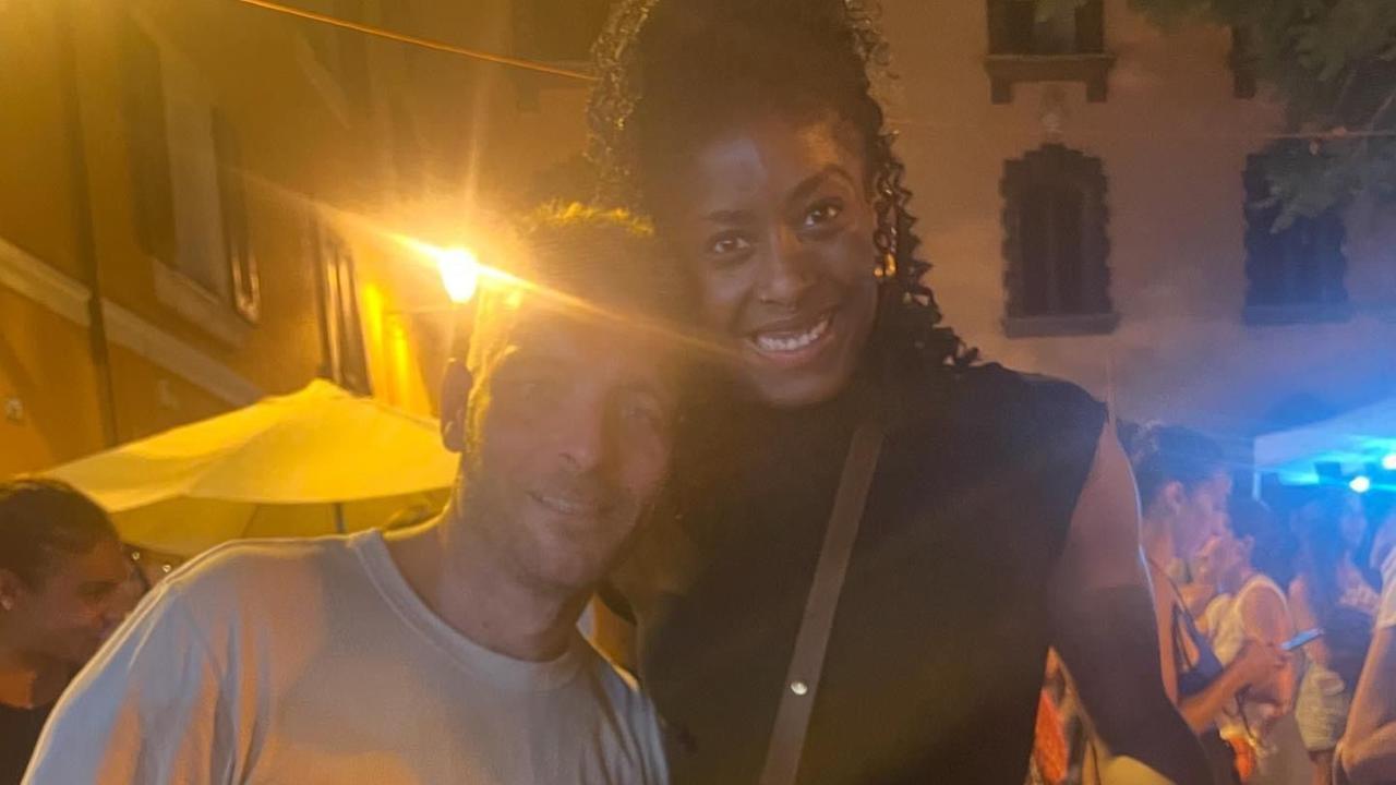 Selfie, birretta e autografi in piazza Tola: è Miriam Sylla la superstar della Faradda