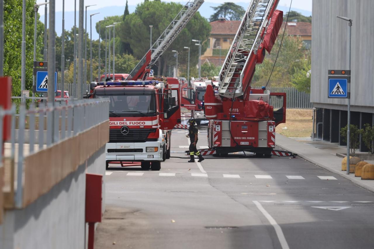 
	L'intervento dei vigili del fuoco (foto Binoy Toroucly)

