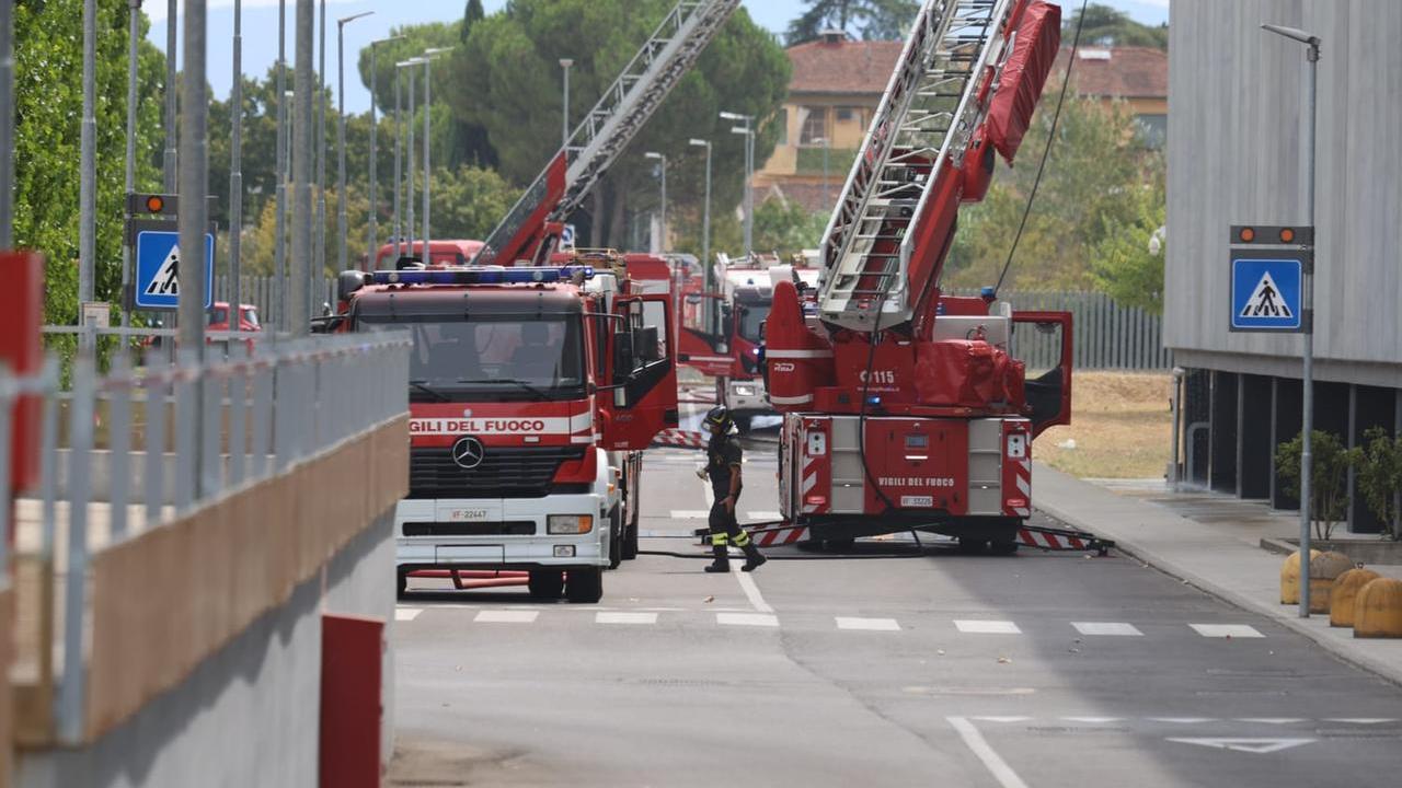 L'intervento dei vigili del fuoco (foto Binoy Toroucly)
