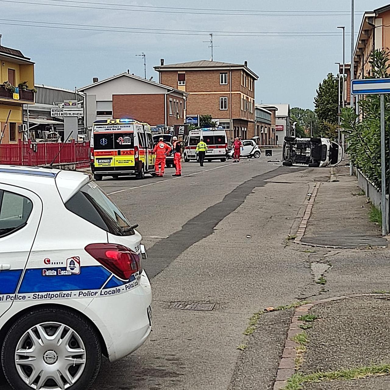 Incidente in via Nobili a Modena: auto si rovescia, tre persone soccorse dal 118
