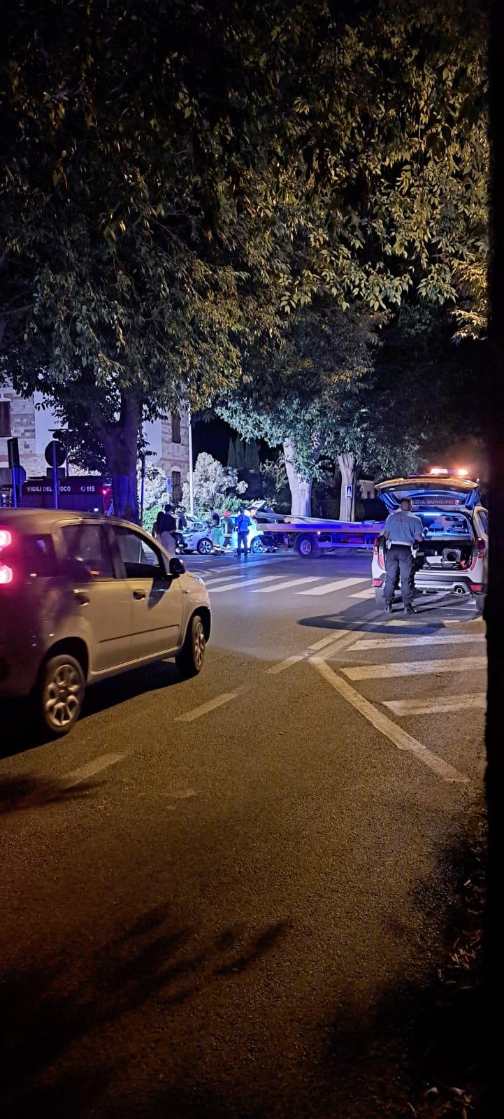 Lucca, scontro tra auto: una si ribalta