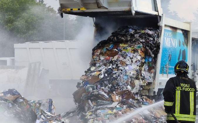 Argenta, fuoco nel camion dei rifiuti: polizia e pompieri evitano il peggio