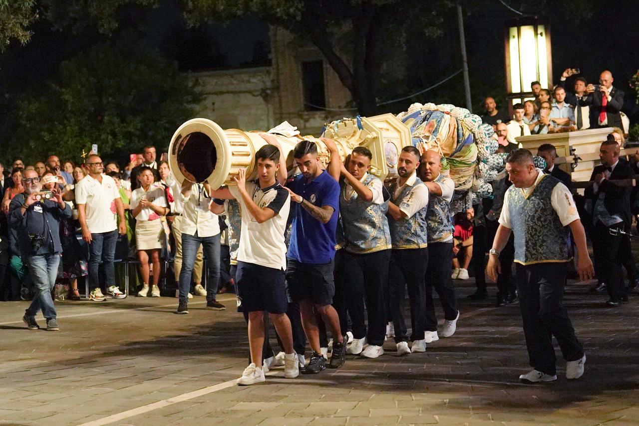 Il candeliere portato a spalla (foto di Cristian Simula)