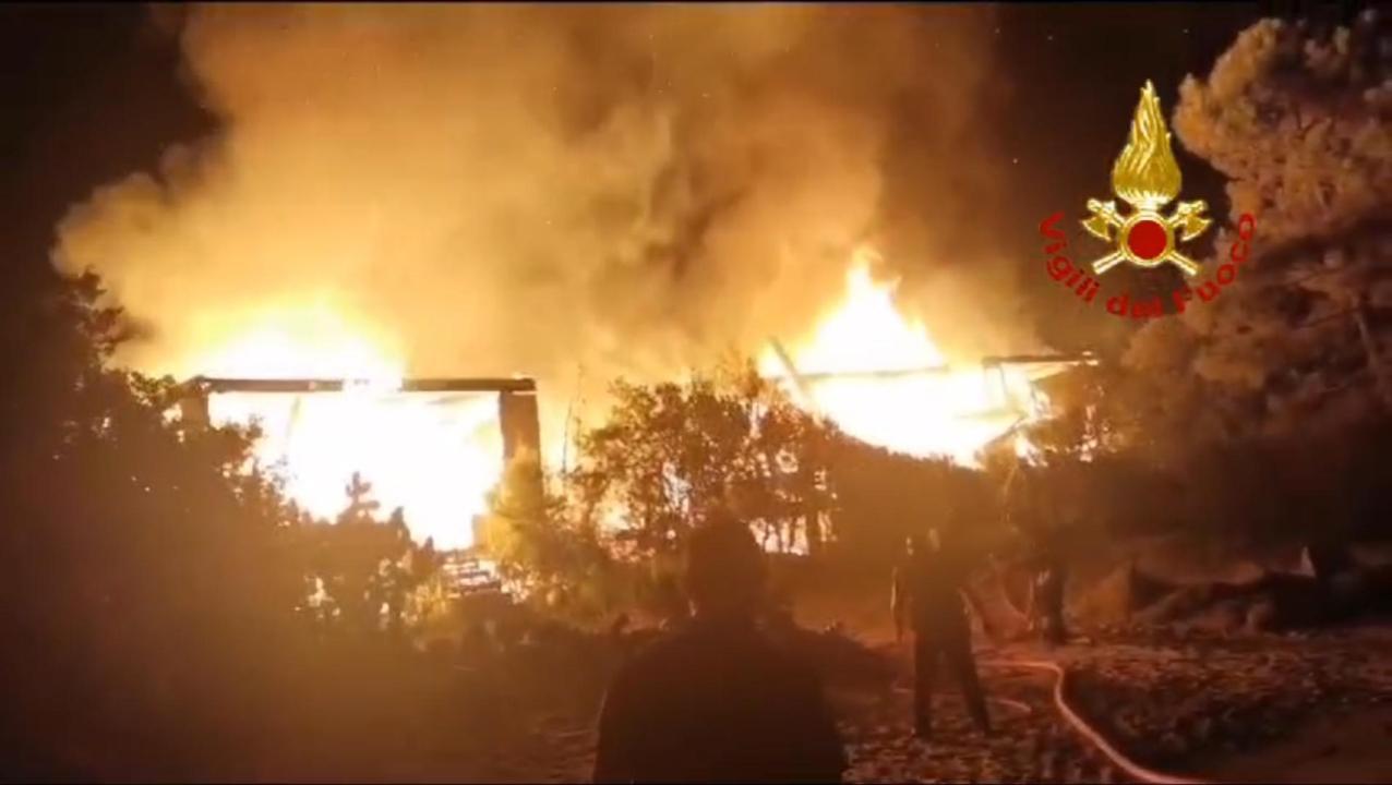 Inferno di fuoco nella notte in Costa Smeralda: cosa è successo nella spiaggia di Liscia Ruja