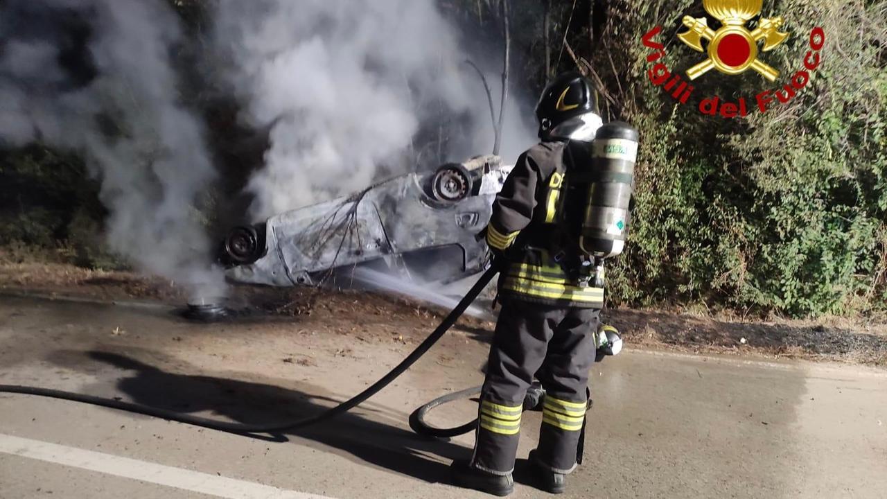 Pauroso incidente alla Landrigga: auto si ribalta più volte e prende fuoco