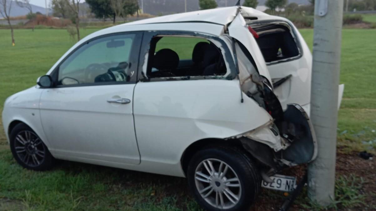 Olbia, auto esce fuori strada nella rotatoria a Pozzo Sacro: 21enne in codice giallo