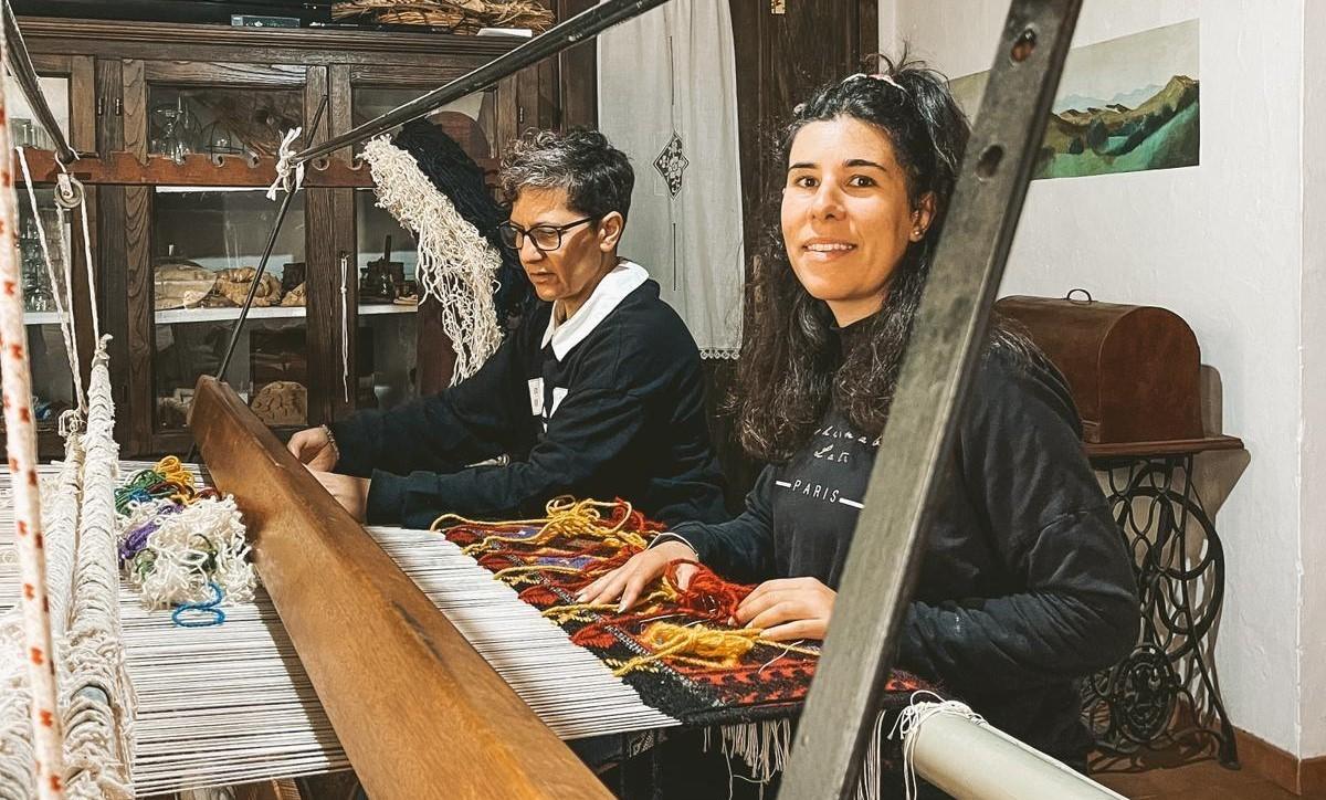 
	Caterina Serra e Ivana Cabras al telaio


