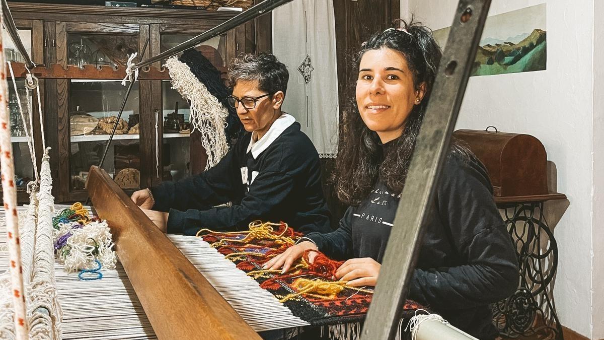 Caterina Serra e Ivana Cabras al telaio