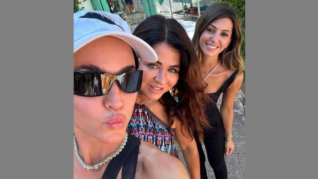 Katy Perry in vacanza in Barbagia: selfie a Su Gologone e tuffi in mare dall’elicottero con l’attore Orlando Bloom