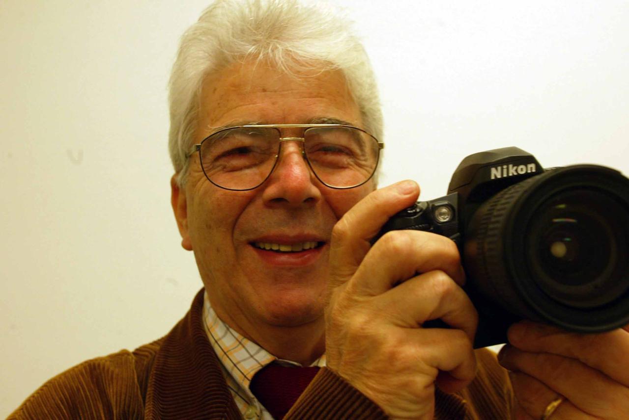 IL FOTOGRAFO MARIO LUPI
- Mario Lupi CON LA MACCHINA FOTOGRAFICA