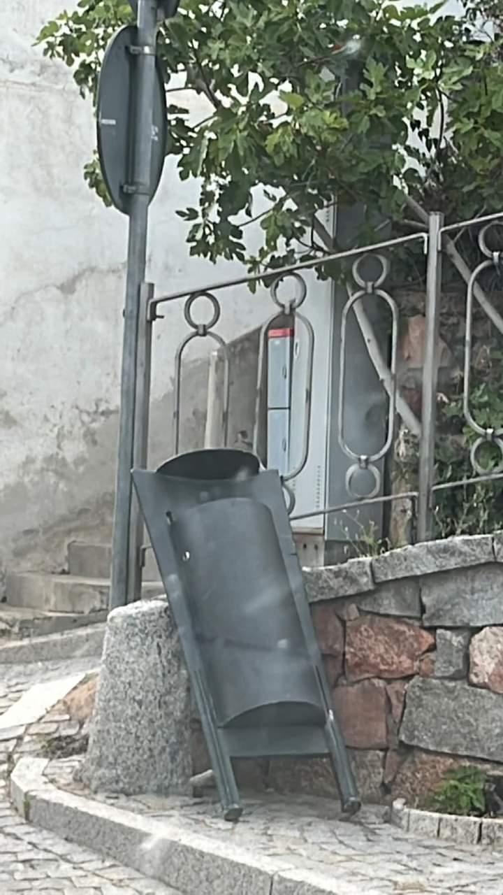 
	Un cestino danneggiato a Urzulei

