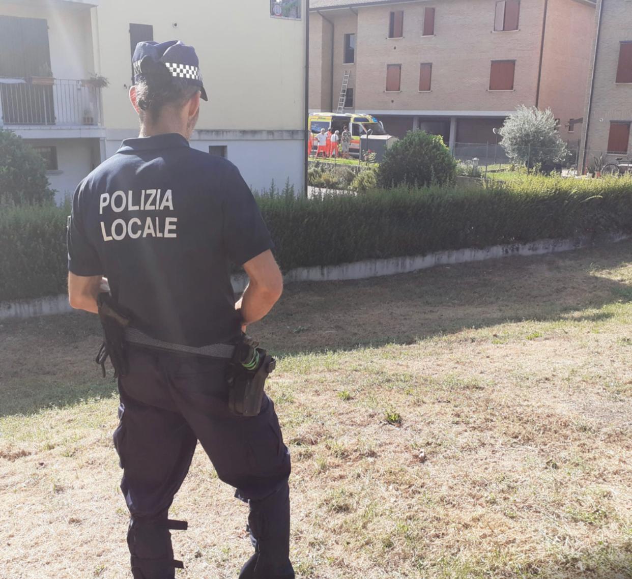 Cade dalla scala mentre pulisce il vetro del condominio: morto un sessantottenne