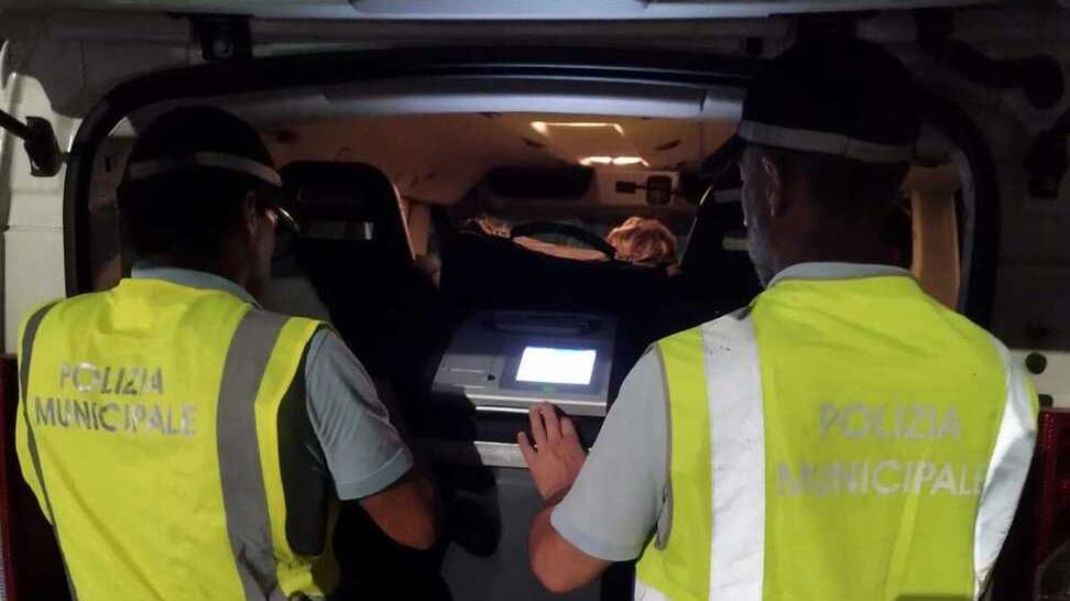 Giovane livornese guida senza patente e in stato di ebbrezza: maxi multa<br>