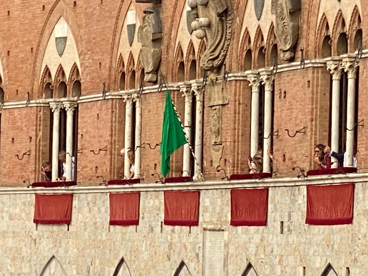 
	Esposta la bandiera verde per decretare il rinvio del Palio di Siena (foto Fabio Muzzi)

