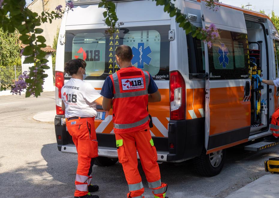 Ferrara, cammina al sole e si sente male: morto in strada