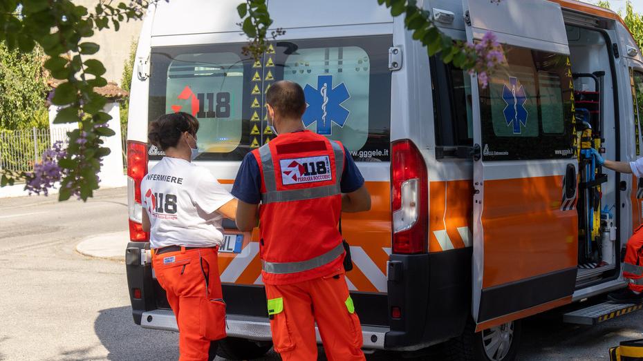 Ferrara, cammina al sole e si sente male: morto in strada