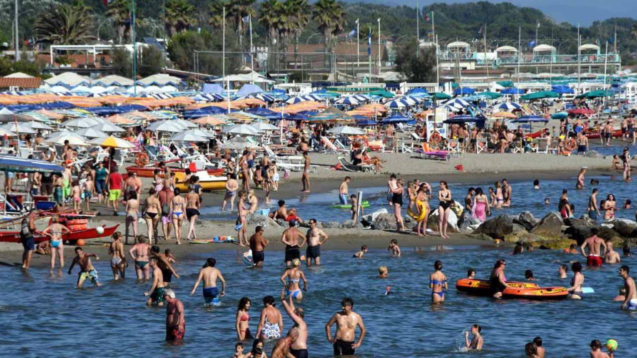 
	Le spiagge di Marina di Massa invase dai turisti prima di Ferragosto

