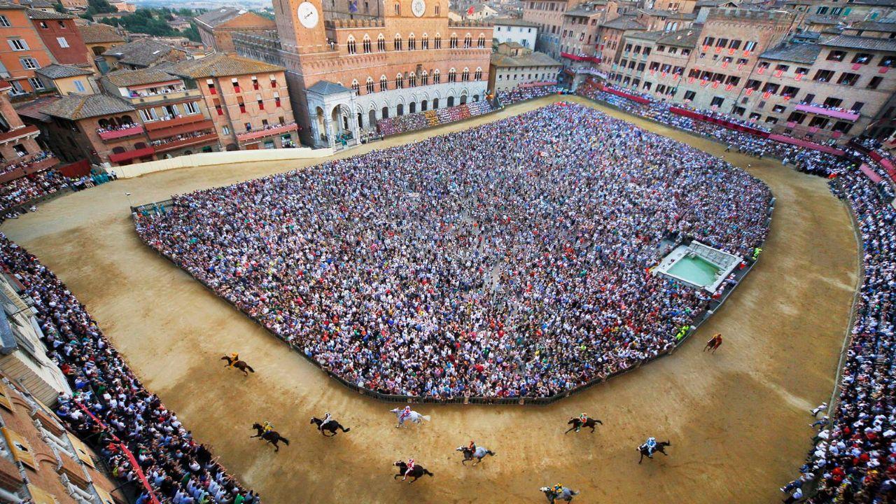 
	Piazza del Campo a Siena durante il Palio (foto Muzzi

