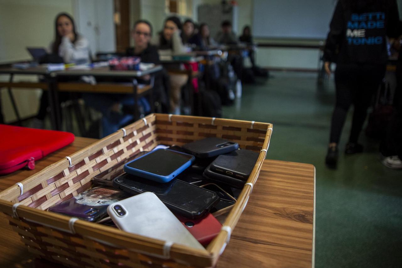 Telefonini vietati in classe anche per le attività educative